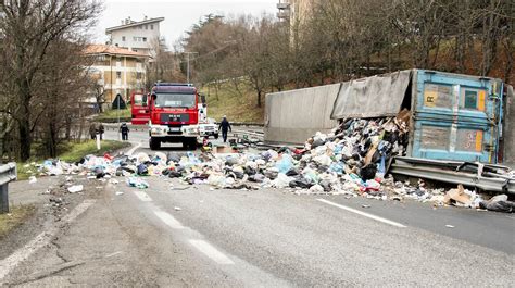 Si Rovescia Con Il Camion Della Spazzatura Muore Il Giovane Autista FOTO