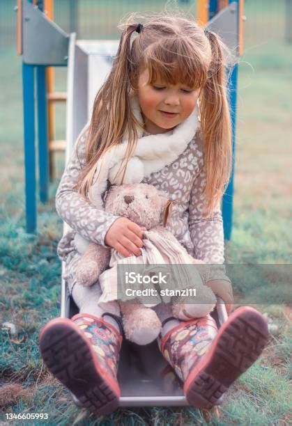 Kleines Mädchen Auf Der Rutsche Stockfoto Und Mehr Bilder Von Blondes Haar Blondes Haar Ein