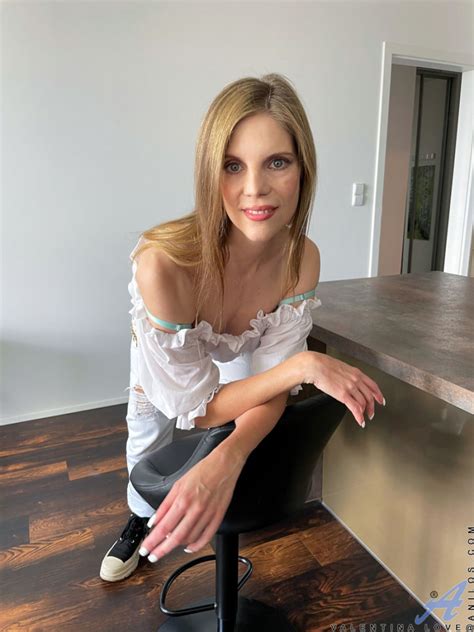 Valentina Love Slim Milf In Ripped Jeans