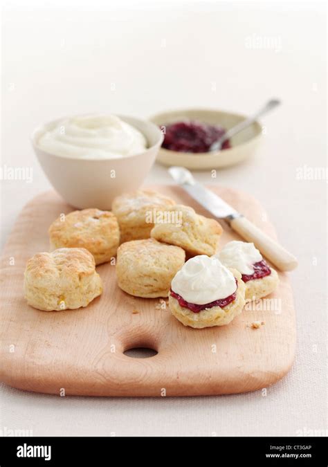 Scone de mermelada y crema sobre blanco fotografías e imágenes de alta