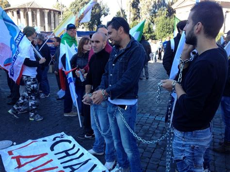 Siamo Schiavi Del Lavoro L Ugl Scende In Piazza La Repubblica