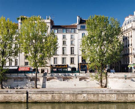 Façades du quai des Grands Augustins à Paris