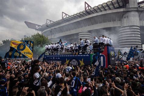 Scudetto Inter Partiti I Bus Scoperti Da San Siro Zanetti Scritta