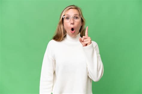 Jeune Femme Blonde Sur Fond Isolé Ayant L intention De Réaliser La Solution Tout En Levant Un