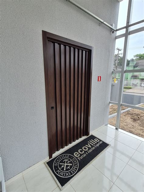 Porta Pivotante Em Acm Sucupira Modelo Ripado Na Vertical Dupla