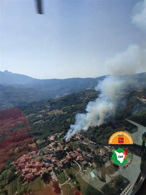 Un Vasto Incendio Di Bosco Minaccia Le Abitazioni In Azione Due