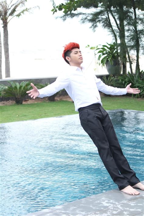 Noo Phước Thịnh bị hot girl xô xuống hồ bơi