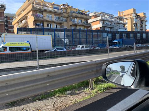 Pontina Brutto Incidente Provoca Due Feriti Lunghe Code All Altezza