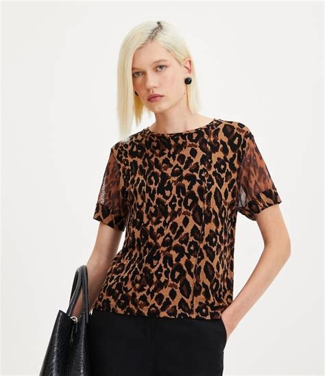 Blusa em Viscose Estampa Animal Print Onça e Detalhe em Tule Marrom