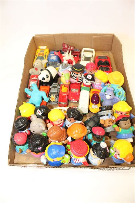 TRAY OF LITTLE PEOPLE TOYS AND METAL CARS - Big Valley Auction