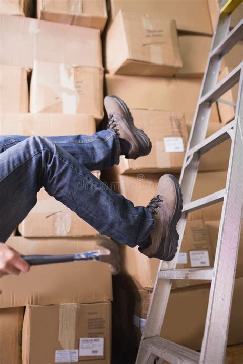 Trabajador Que Cae Apagado Escalera En Almacén Foto de archivo Imagen