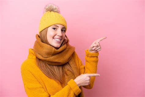 Mulher Jovem Ruiva Vestindo Jaqueta De Inverno Isolada No Fundo Rosa