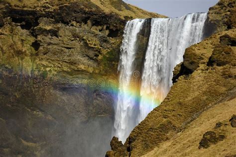 Arco Iris Delante De La Cascada De Skogafoss Islandia Foto De Archivo