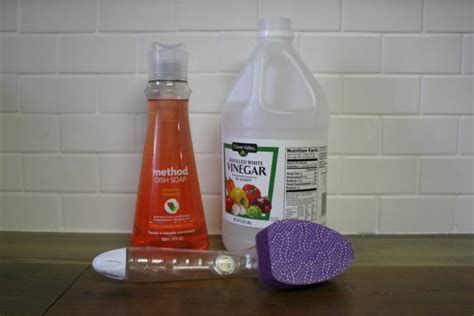 DIY Natural Bathtub Cleaner That's Easy (And Cheap!)