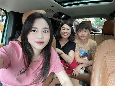 Hot mom Hằng Túi khoe ảnh 3 thế hệ gia đình dân tình ngạc nhiên với thân thế 2 phú bà ngồi