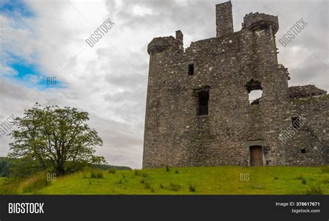 Kilchurn Castle, Ruins Image & Photo (Free Trial) | Bigstock