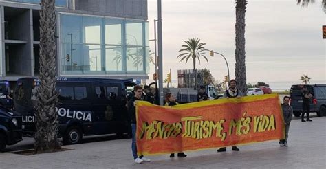 Un Grup D Activistes Desplega Pancartes De Protesta Davant La Cimera