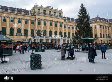 Christmas Market at Schonbrunn Palace, Vienna, Austria Stock Photo - Alamy