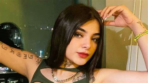 Desde el sofá Karely Ruiz enloquece las redes con muy pocas prendas