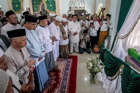 Silaturahmi Ke Ponpes Al Falak Pagentongan Anies Baswedan Ziarah Ke