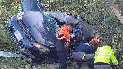 Camioneta vuelca en Apodaca hay un joven lesionado Telediario México