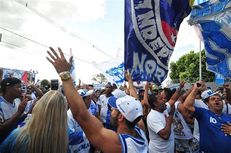 Torcida do Cruzeiro leva apoio ao time na véspera de final da Copa do