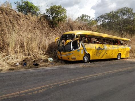 Acidente Entre ônibus E Carreta Deixa Um Morto E Vários Feridos Na Lmg