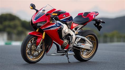 2017 Honda CBR1000RR Fireblade and CBR1000RR Fireblade SP launched in ...