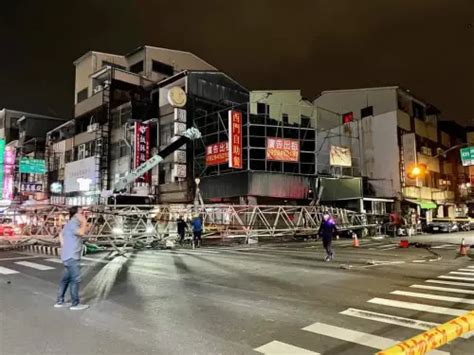 台南冒天坑「吞噬小貨車」！工地吊車也陷坑翻覆 民眾驚叫畫面曝 社會 Nownews今日新聞