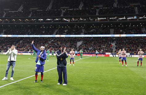 Hinchas del Atlético abuchean a sus jugadores argentinos - La Tercera