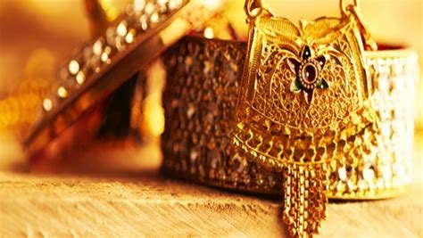 Sharp Drop In Gold Price India Aug K Grams Gold Slips By Rs