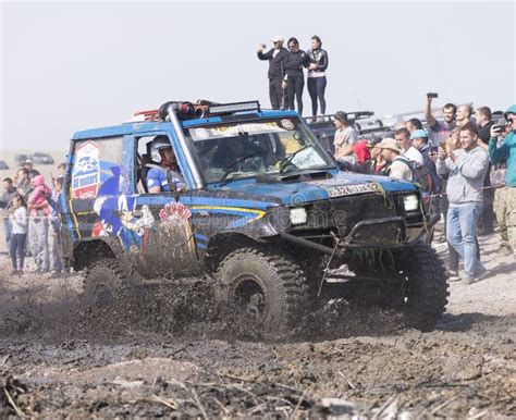 Off-road jeep competition editorial photography. Image of motor - 163549457