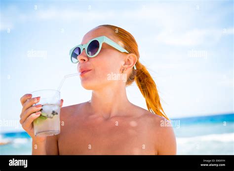 Femme Bikini Mojito Jeune Plage Touristique Banque D Image Et Photos Alamy