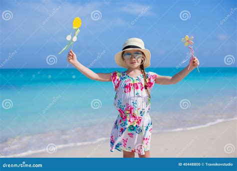 Menina Ador Vel Na Praia Branca Durante F Rias De Ver O Foto De Stock