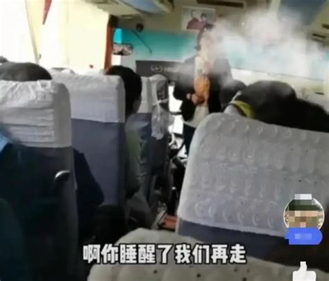 主播点评：女子跟团游车上睡觉被叫醒不准睡！出来旅游还是出来挨训？