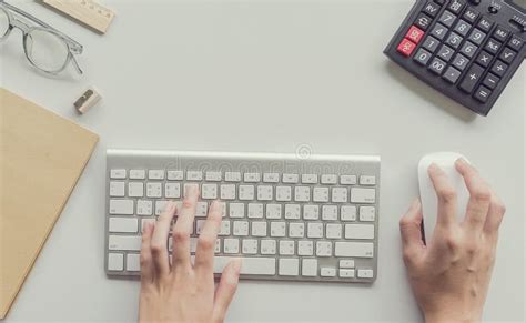 Mulher Que Datilografa No Teclado De Computador Foto De Stock Imagem