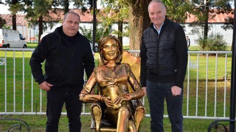 Homenajearon A Mirtha Legrand Con Una Estatua Que Provoc Revuelo En