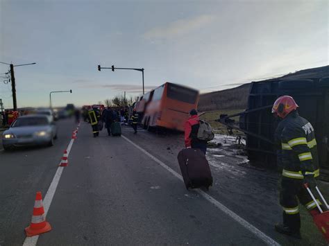 Autocar implicat într un accident în localitatea Răscruci Info Trafic