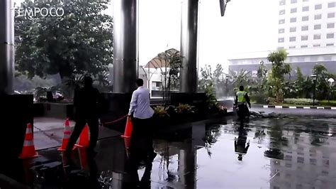 Diterjang Hujan Deras Dan Angin Kencang Atap Gedung KPK Jebol Video