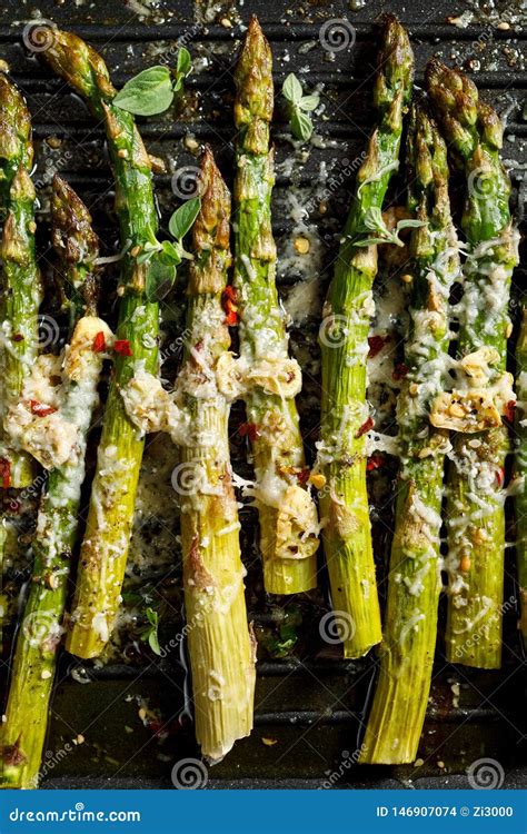 Geroosterde Groene Asperge Met De Toevoeging Van Parmezaanse Kaaskaas