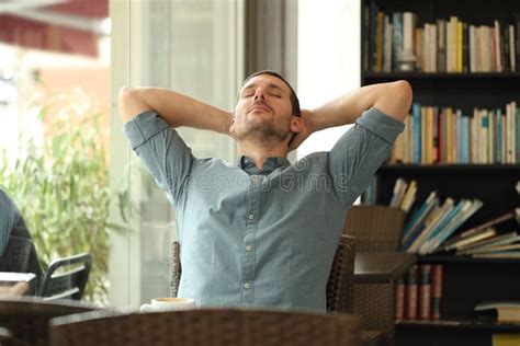 Hombre Adulto Relajado Descansando En Una CafeterÃa Foto de archivo