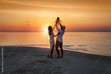 Gl Ckliche Familie Genie T Den Sommerurlaub Am Strand Bei