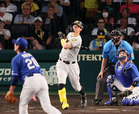 【阪神】あれでも入らない佐藤輝明の大飛球は浜風に戻されスタンドインならず 先制三塁打 プロ野球写真ニュース 日刊スポーツ