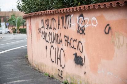 Gay Al Rogo Allinfernetto La Scritta Sul Muro Di Una Scuola Corriere It