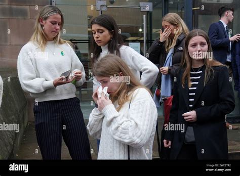 Des amis réagissent devant la Cour de la Couronne de Nottingham après