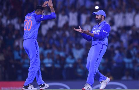 Rohit Sharma Dinesh Karthik Guide India To Win Against Australia