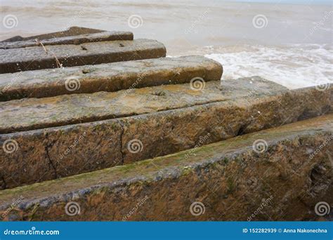 Rompeolas Concreto En El Mar Tempestuoso Imagen De Archivo Imagen De