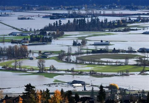 Canadá Autoridades Continúan Con La Búsqueda Y Evacuaciones En Una