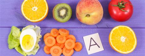 Frutas Frescas Con Las Verduras Que Contienen La Vitamina A Los Minerales Y La Fibra Concepto