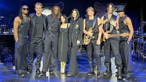 Laura Pausini Celebra I Anni Di Carriera Torna Sul Palco Col